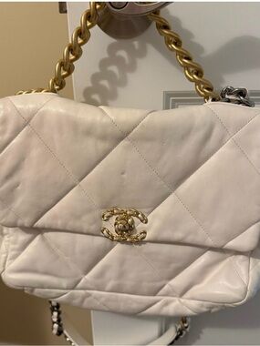 Chanel 19 Large